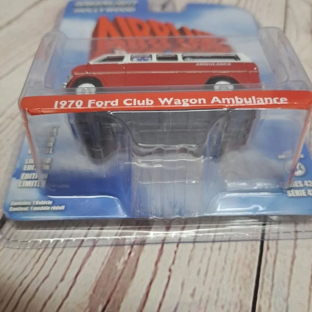 GREENLIGHT HOLLYWOOD 1970 FORD CLUB WAGON AMBULANCE 1/64 AIRPLANE! NIP